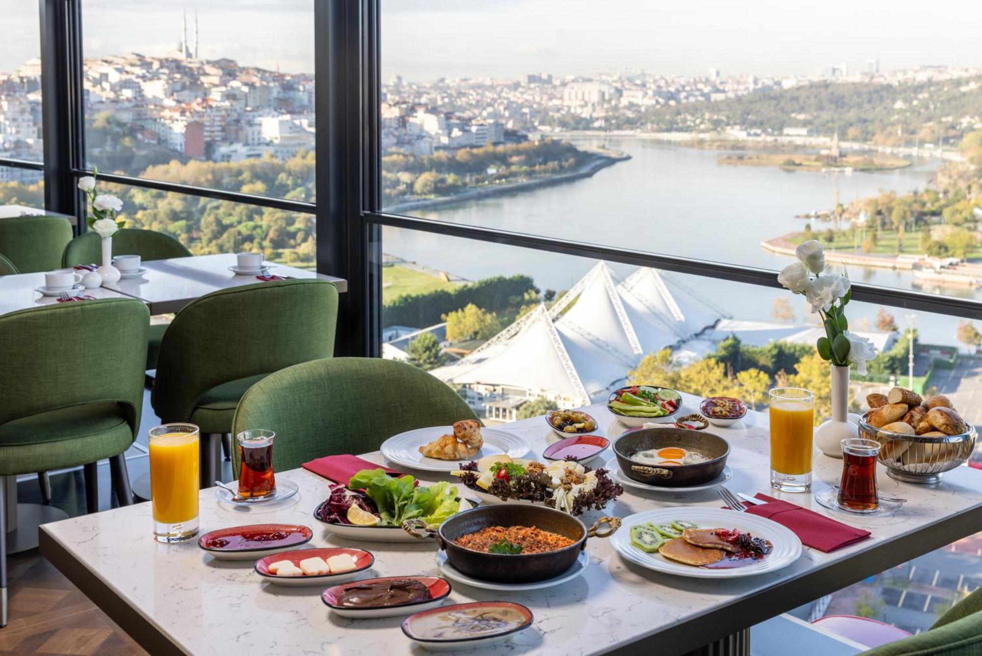 Clarion Hotel Golden Horn Istanbulská provincie Exteriér fotografie Breakfast at the hotel
