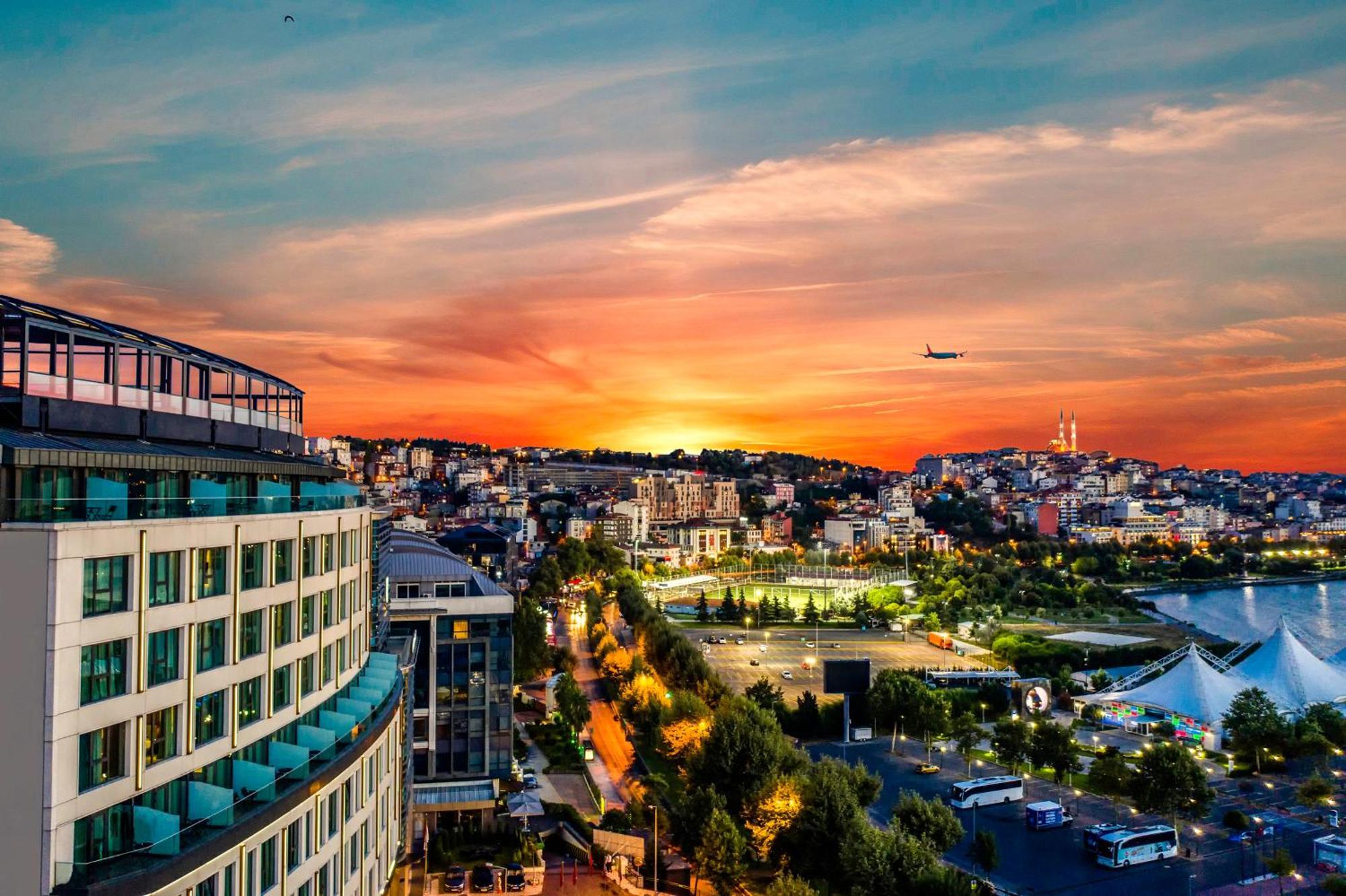 Clarion Hotel Golden Horn Istanbulská provincie Exteriér fotografie Sunset over the city